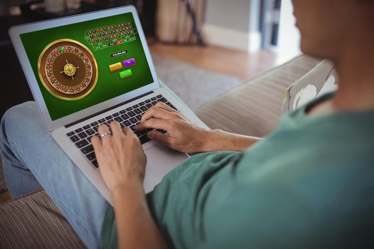 Ilustrasi proteksi privasi pengguna dengan pengamanan dan enkripsi data saat menggunakan platform hiburan online