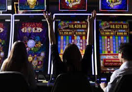 Tampilan meja blackjack live casino dengan dealer profesional di lanaya88